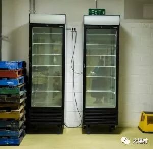 澳大学图书馆“救灾工作”仍在继续，为了保存珍贵的藏书，图书管理员竟然要将它们冰冻起来长达一年！ - 4