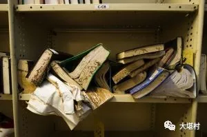 澳大学图书馆“救灾工作”仍在继续，为了保存珍贵的藏书，图书管理员竟然要将它们冰冻起来长达一年！ - 1