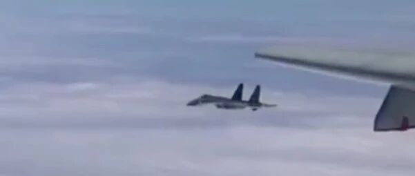 昨天，解放军军机罕见喊话“台湾地区”！