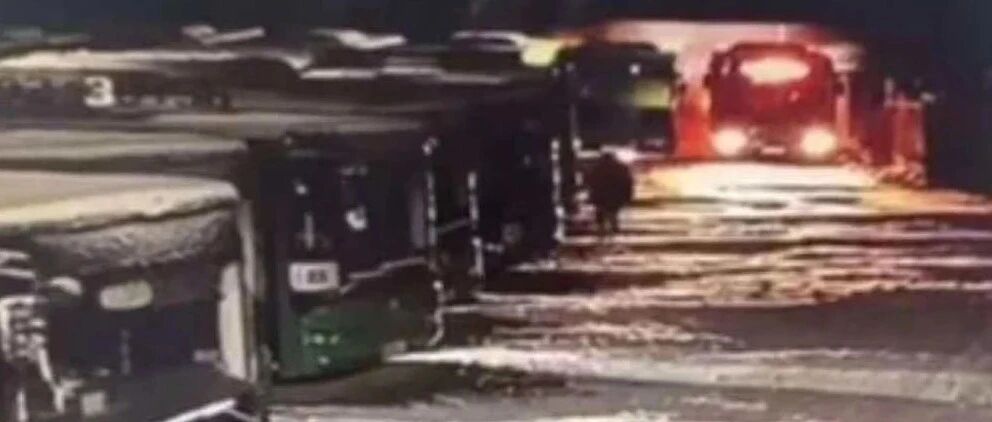 一辆“亚星”电动公交车充电时起火，哈埠两公交企业：百台车辆已投用，希望厂家全部召回
