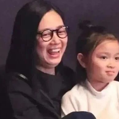 刘德华女儿:母亲46岁高龄生下她,父亲花5亿富养,如今12岁气质美貌气质双在线