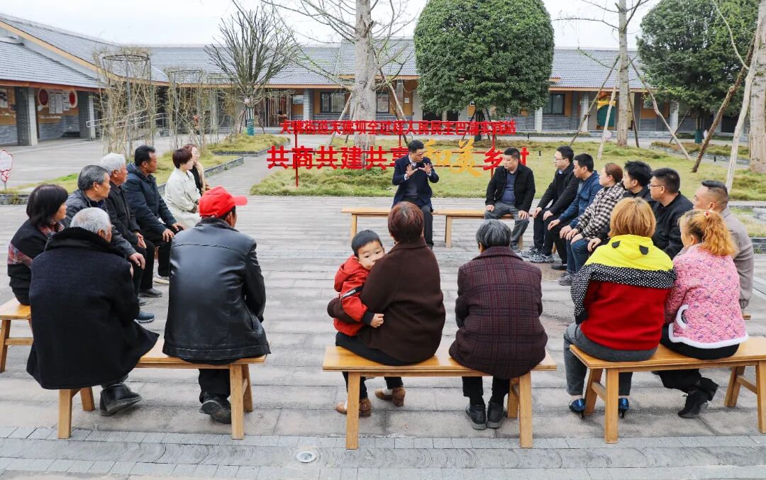 宋明江在大佛坝三村联建党群服务中心与群众交流1 (2).JPG