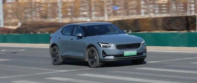 体验极星2：简约设计蕴含巧思，冷酷外表难掩强劲动力和出色操控