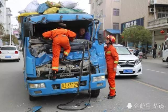 罗田两车追尾 司机下半身被卡脚踝流血
