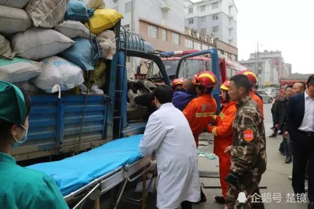 罗田两车追尾 司机下半身被卡脚踝流血
