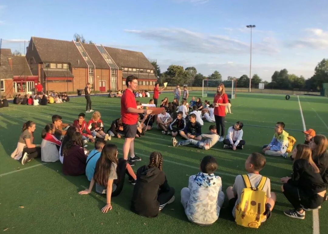 在课堂中,孩子们在探索,游戏,任务,实践中学习英文