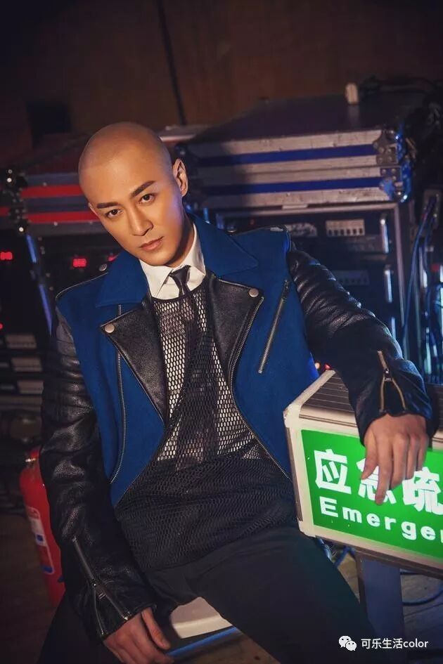 而且仲加码7位数字, 为佢订制太空机械吊臂, 畀佢喺高空中自由吊吊揈