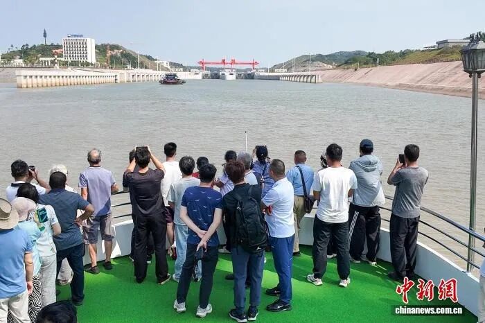 图为两岸媒体及自媒体人一同体验乘船畅游平陆运河。陈冠言 摄