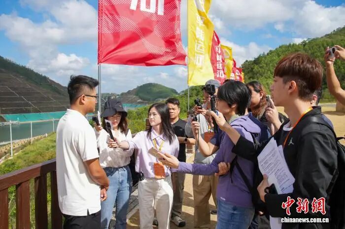 图为两岸媒体人在平陆运河马道枢纽采访相关负责人。陈冠言 摄