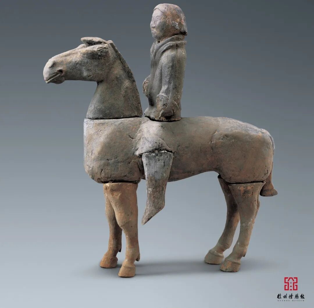 西汉“飞骑”铭陶骑马俑.jpg