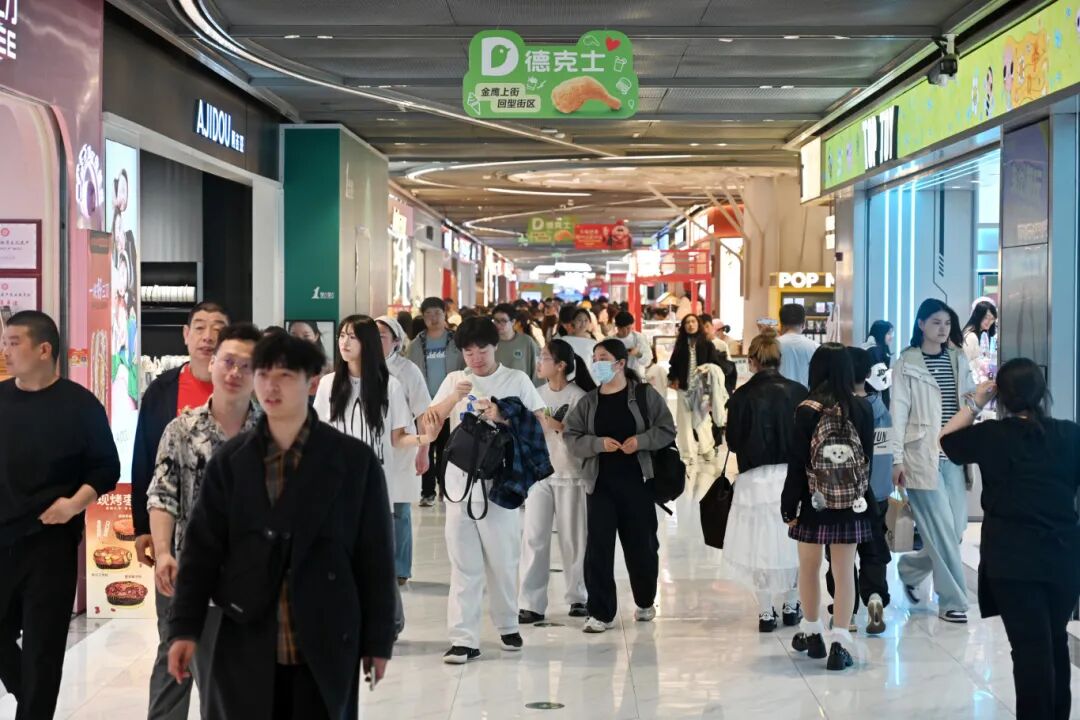 DSC_3712五一假期，中心商圈游人如织。.JPG