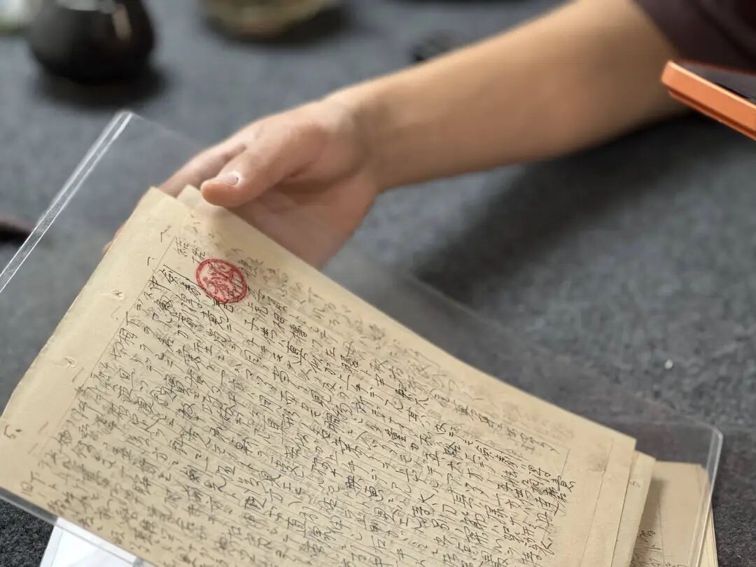 于聍鹏收集到的文物史料上，清晰可见的“秘”字证明其珍贵。本报记者 孙亚妮 摄6666.jpg