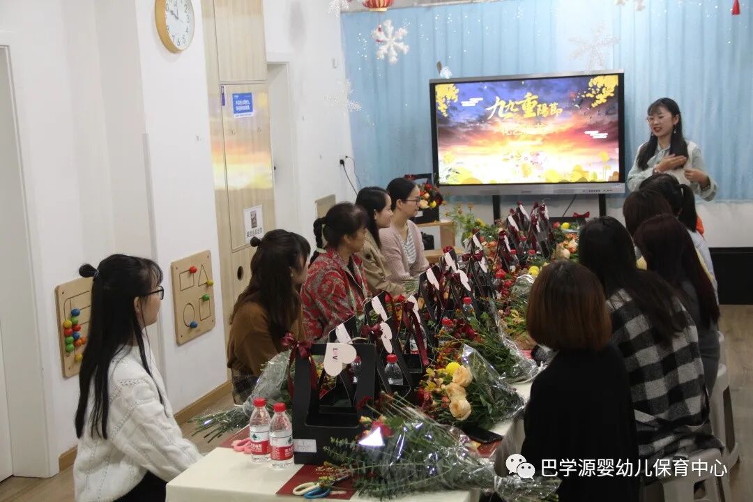 老师以沙龙、座谈会等形式，为家长同频育儿理念