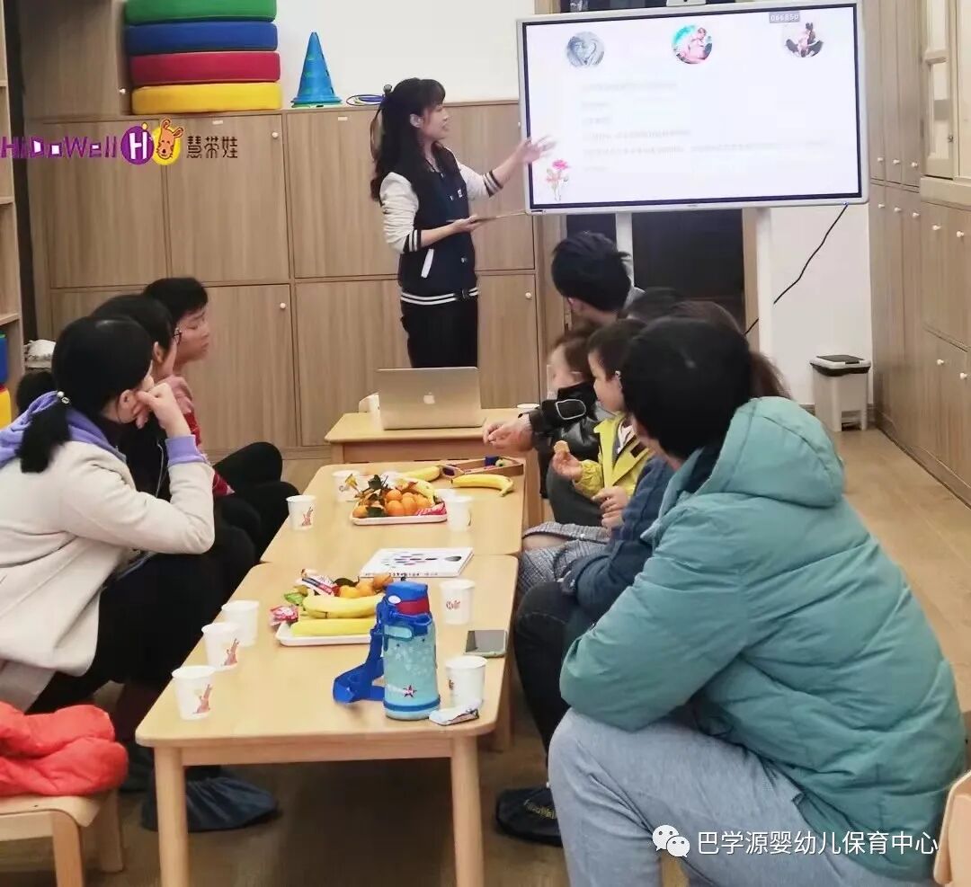 老师以沙龙、座谈会等形式，为家长同频育儿理念
