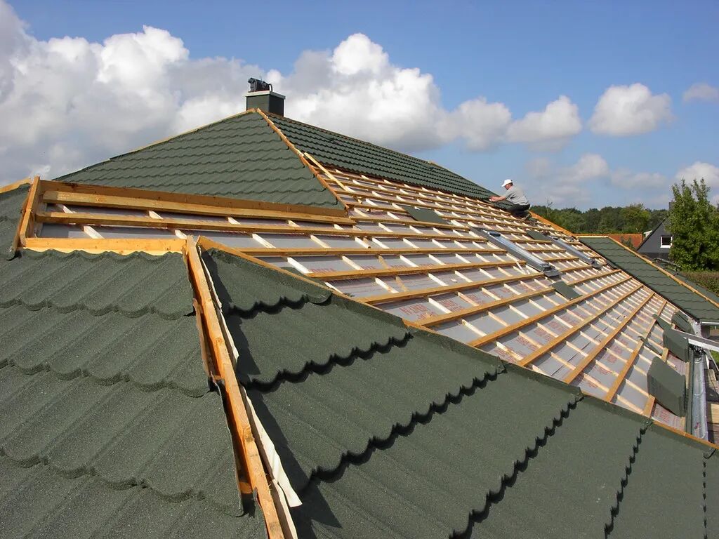 挂瓦条按照从下往上的顺序去安装,第一根安装在檐口处,与第二根的间距