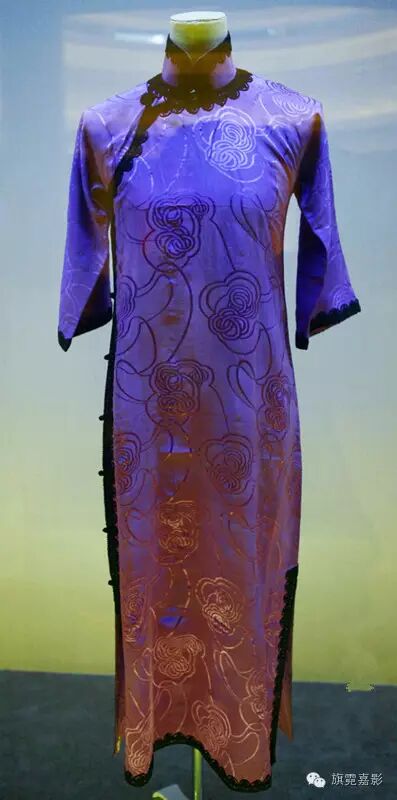 浅紫色暗花绸镶花边中袖旗袍,1930年