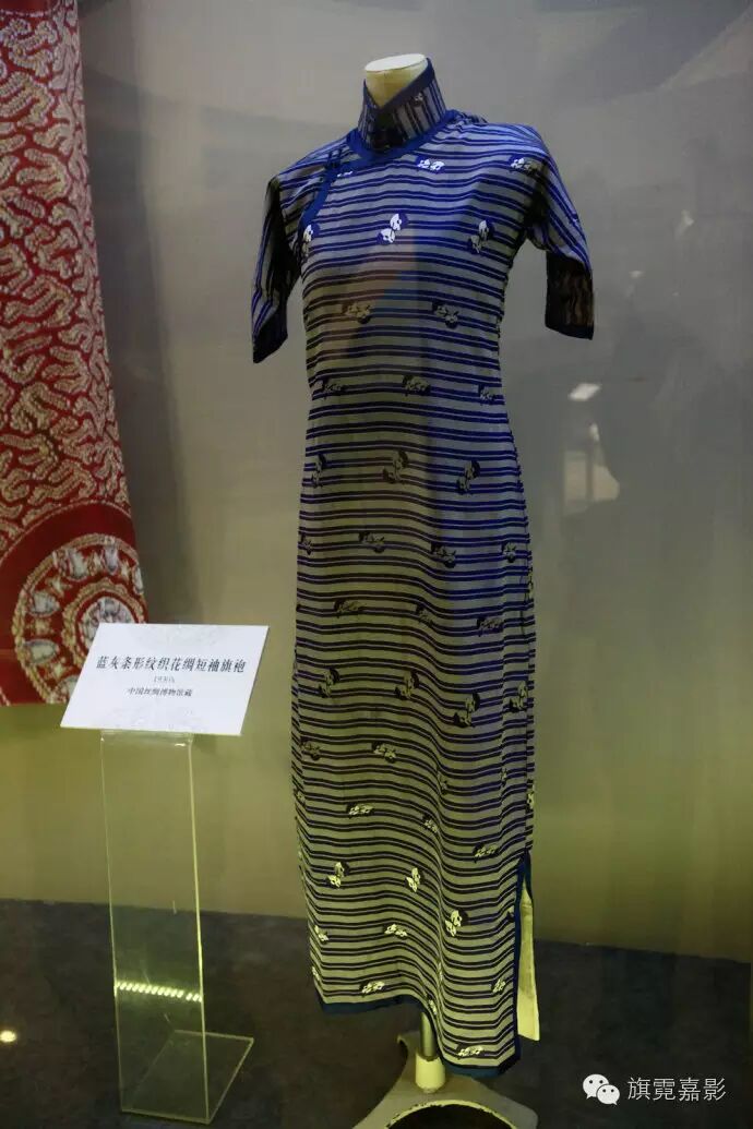 蓝灰条形纹织花绸短袖旗袍,1930年