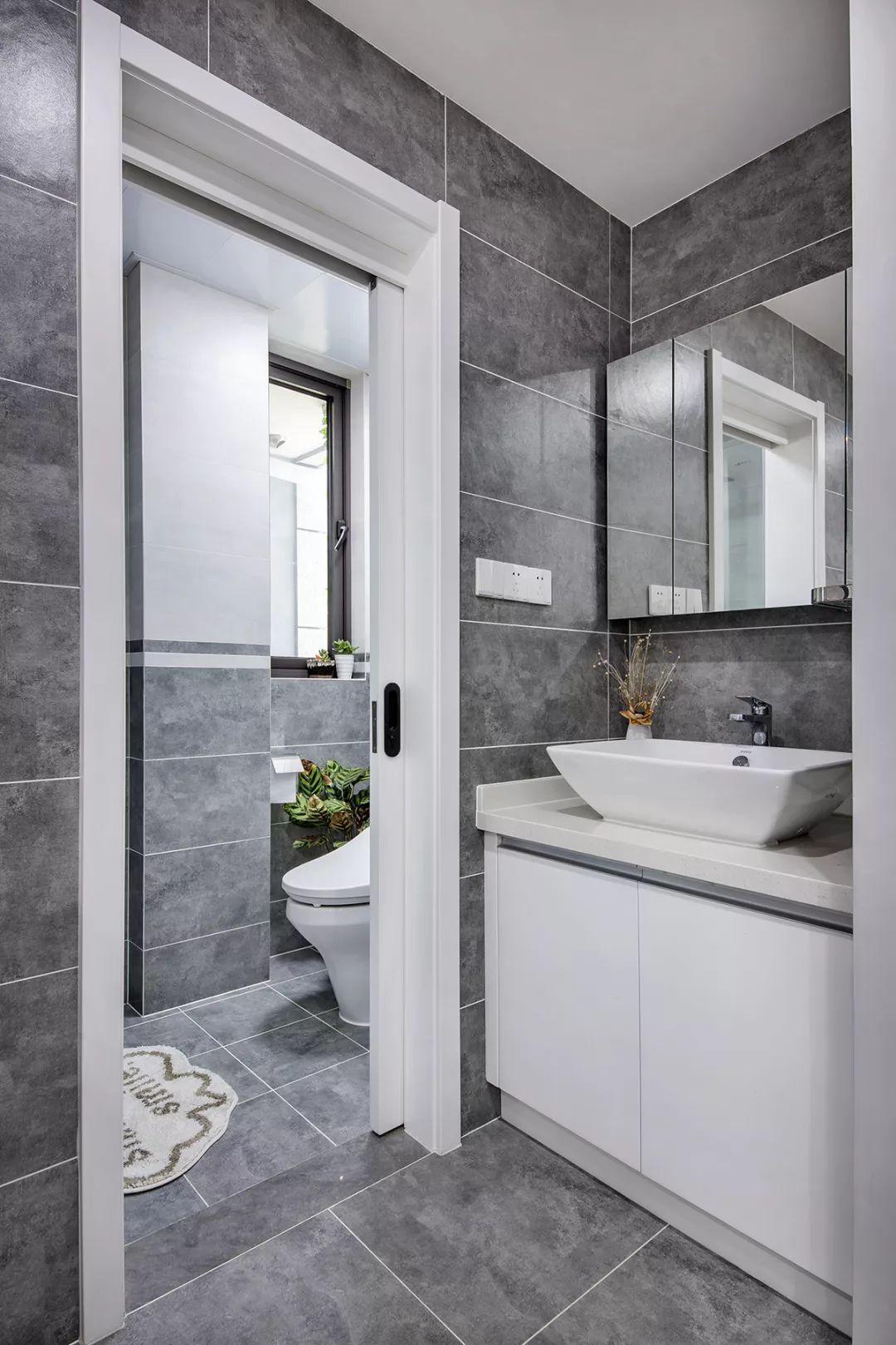 74平的北欧风小户型，全屋刷成灰色，还蛮不错的！