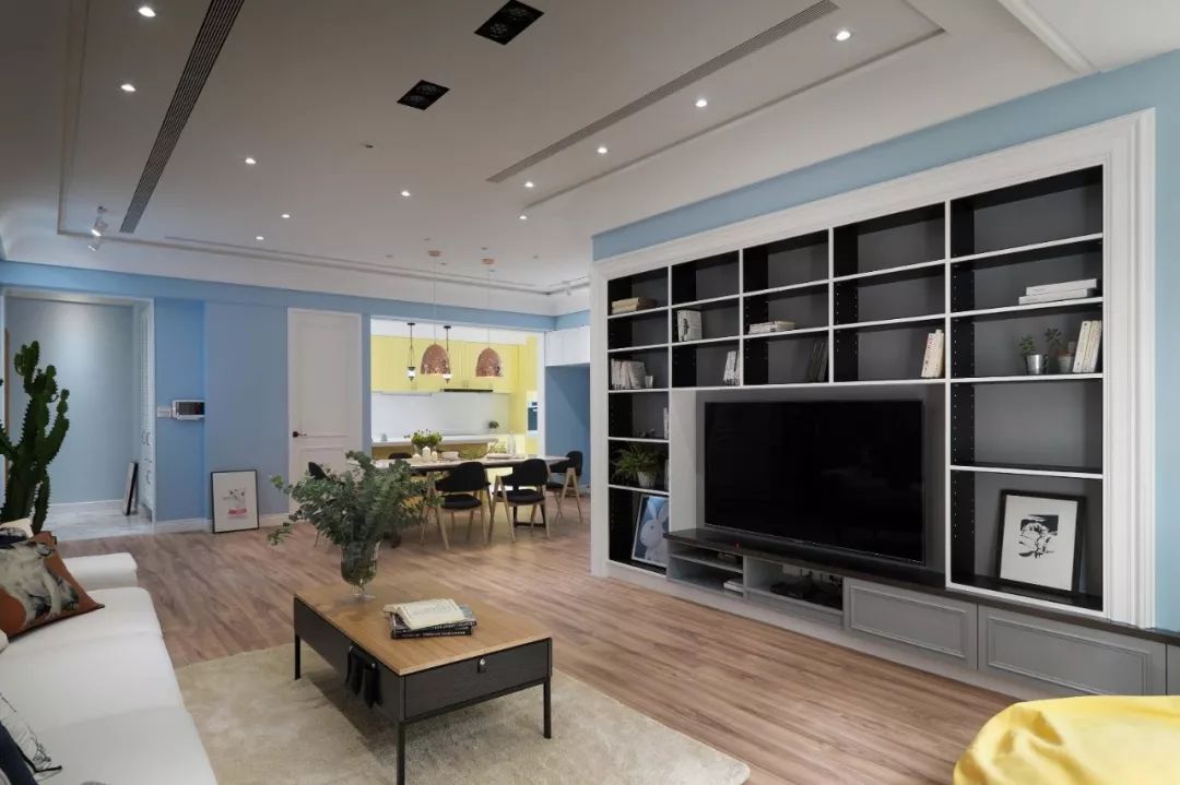 台灣的148平現代風三居室，電視背景牆用來做收納 家居 第3張