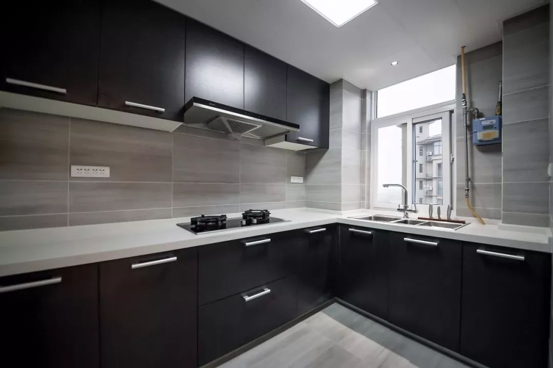 140平的簡約風三居室案例，臥室背景牆做得真好看 家居 第8張