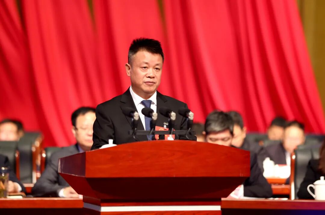 在热烈的掌声中,区委副书记,代区长王成久代表区人民政府向大会作政府