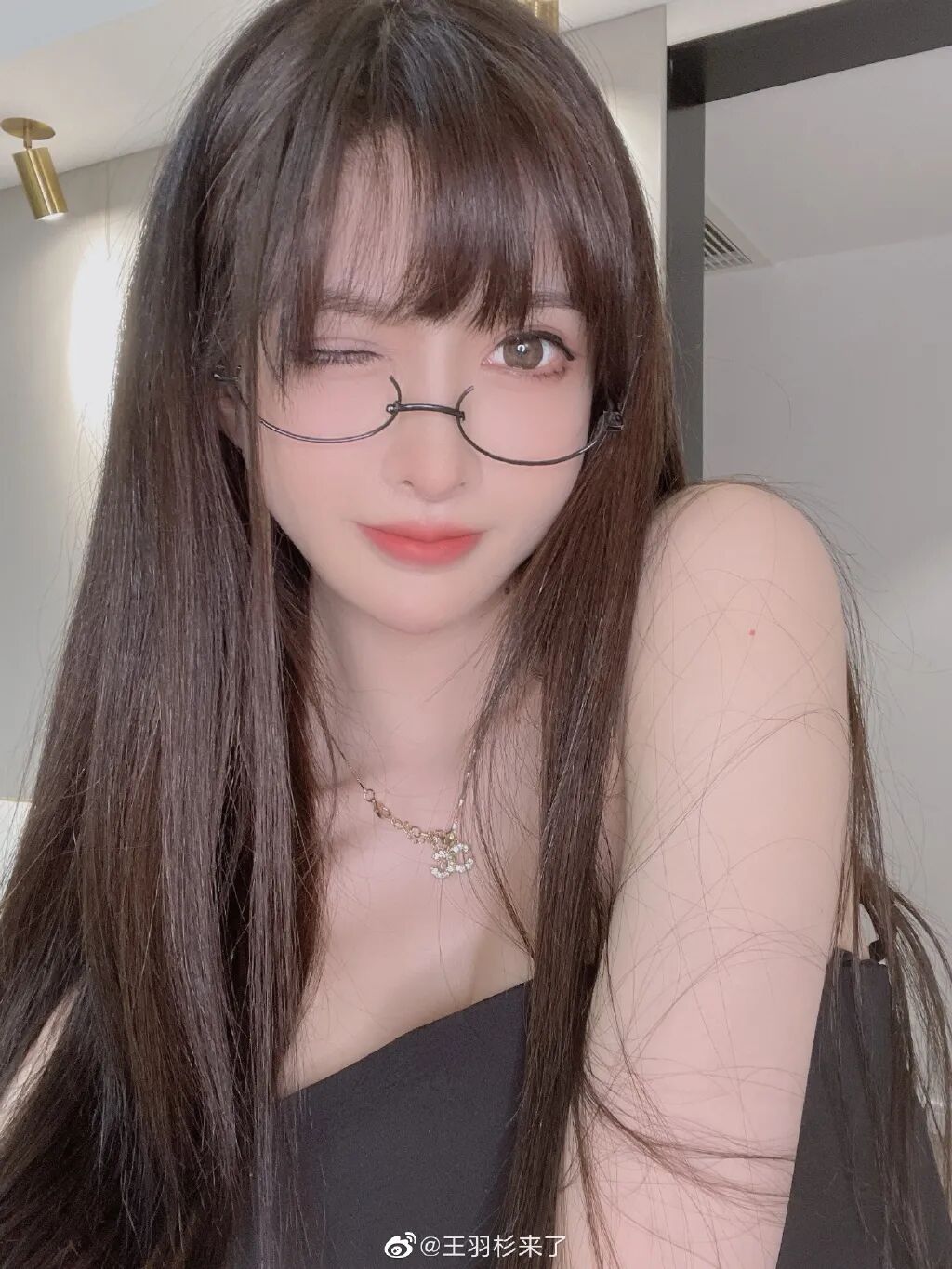 最后,还是为绅士们献上她的微博账号吧,喜欢的绅士可以自行关注!