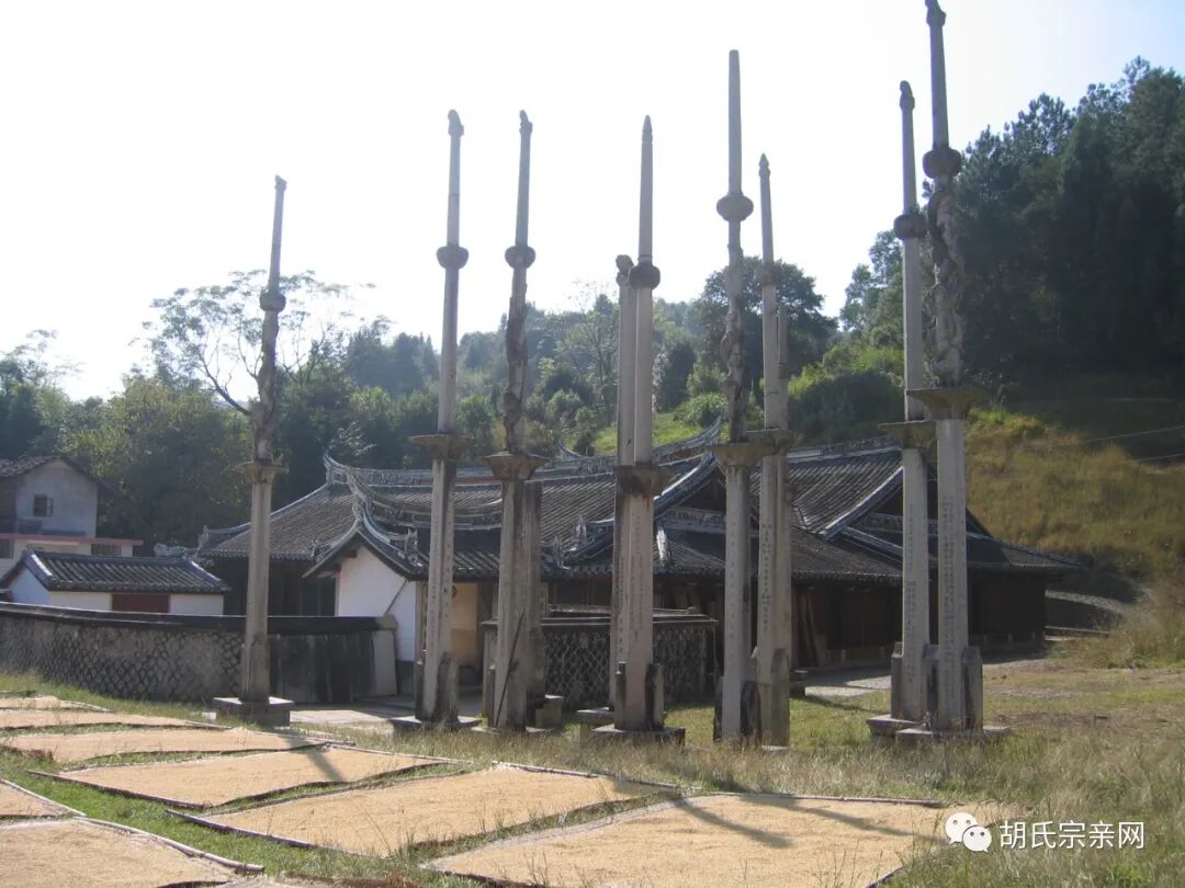福建省龙岩市永定县下洋镇中川胡氏家庙,始建于明朝万历十二年(1584年),距今已有四百多年的历史,是中川开基祖胡铁缘的后裔...