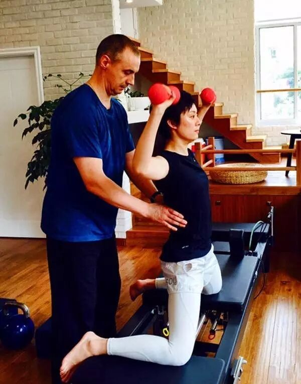 Ů����Ը������6Сʱ�����˰ڲ���֮��������չ¶���Եļ���...