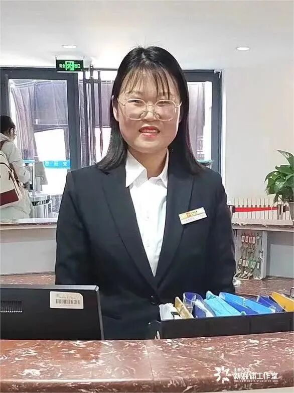 青岛校区学生公寓宿管员卢春红欢迎学子回到青岛校区学生公寓这个温馨