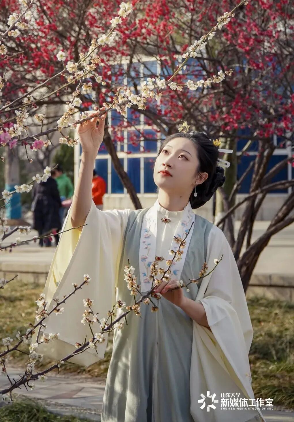 站上中国诗词大会的舞台她是姜艺