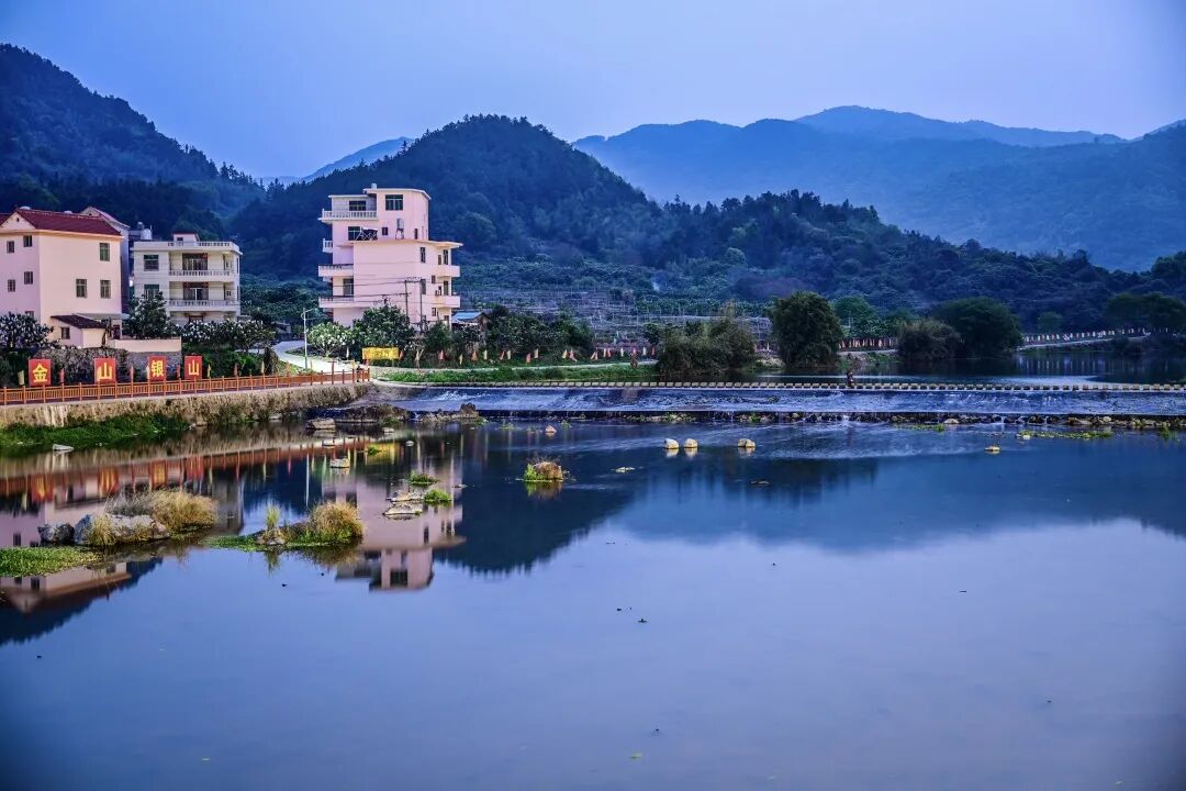 铺展山水相融和谐新画卷庄边镇争先奋进提升乡村振兴镇能量