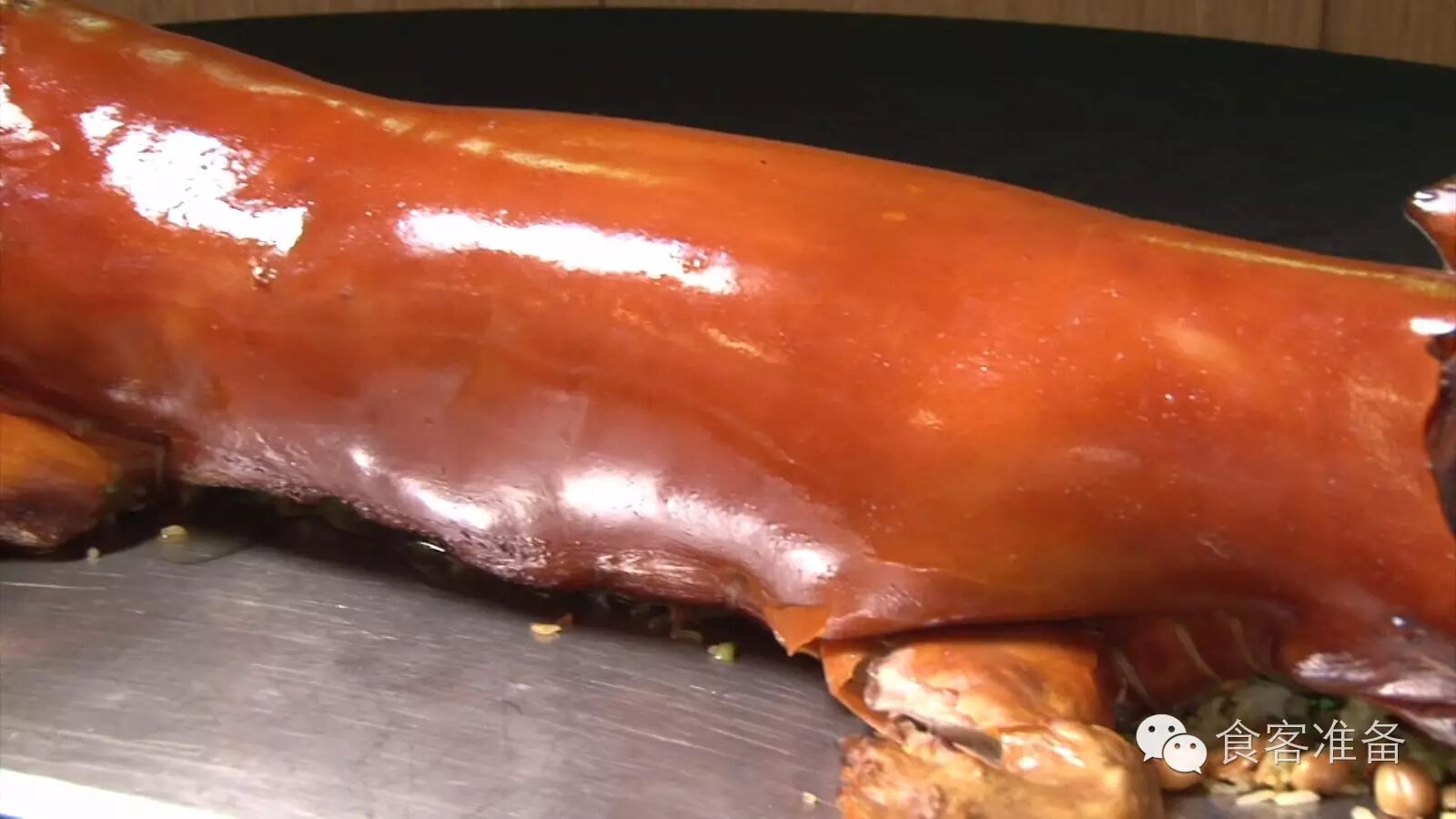 烤好的禾米猪色泽油亮,外皮酥脆,拿剪刀轻轻剪开,香味便出来了.