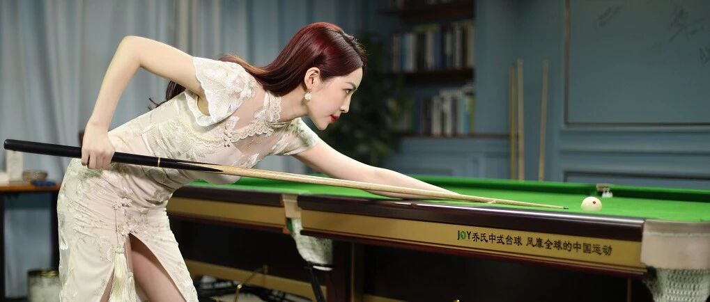 当台球裁判遇到“改良式旗袍”，美艳和性感的结合！