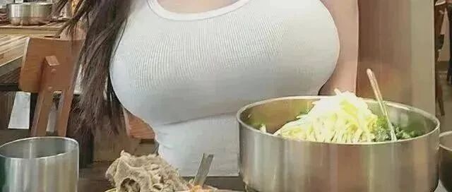 让性感辣妹穿内裤送餐？这家餐厅怎么敢的啊...