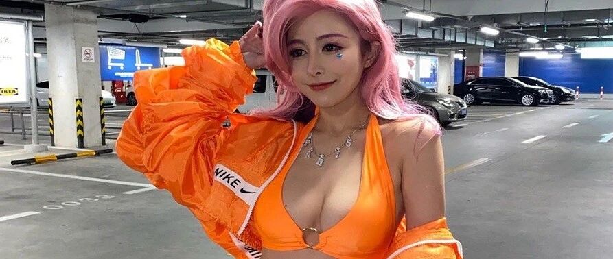 “真人版Seraphine”停车场写真曝光，这身材什么水平？