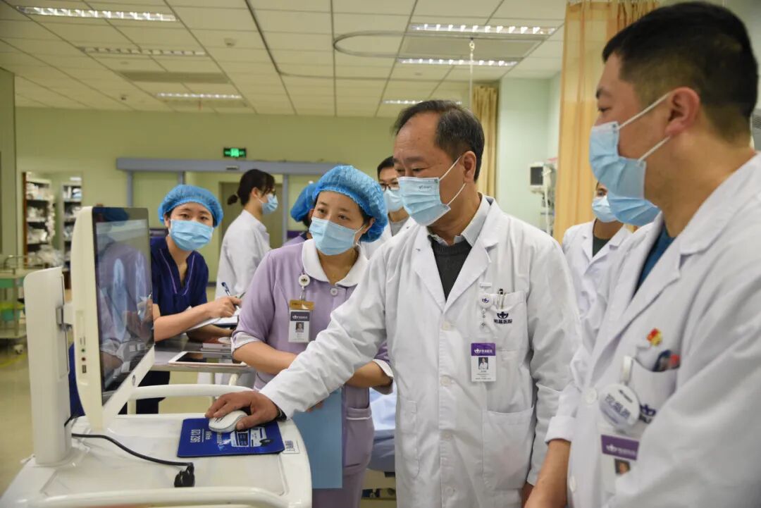 王汉东教授查房分析患者病情