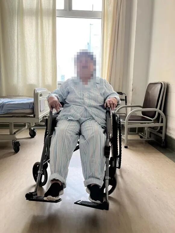术前朱阿婆依靠轮椅