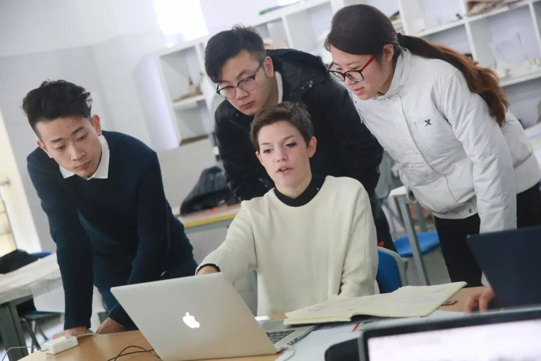 西浦到底是个什么宝藏学校 圣诞节他们的学生居然在军训 看看撒网