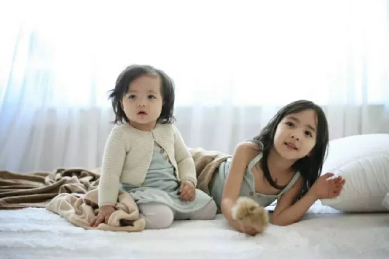 cristina是个童星小模特,在韩国综艺节目《彩虹幼稚园》里因为