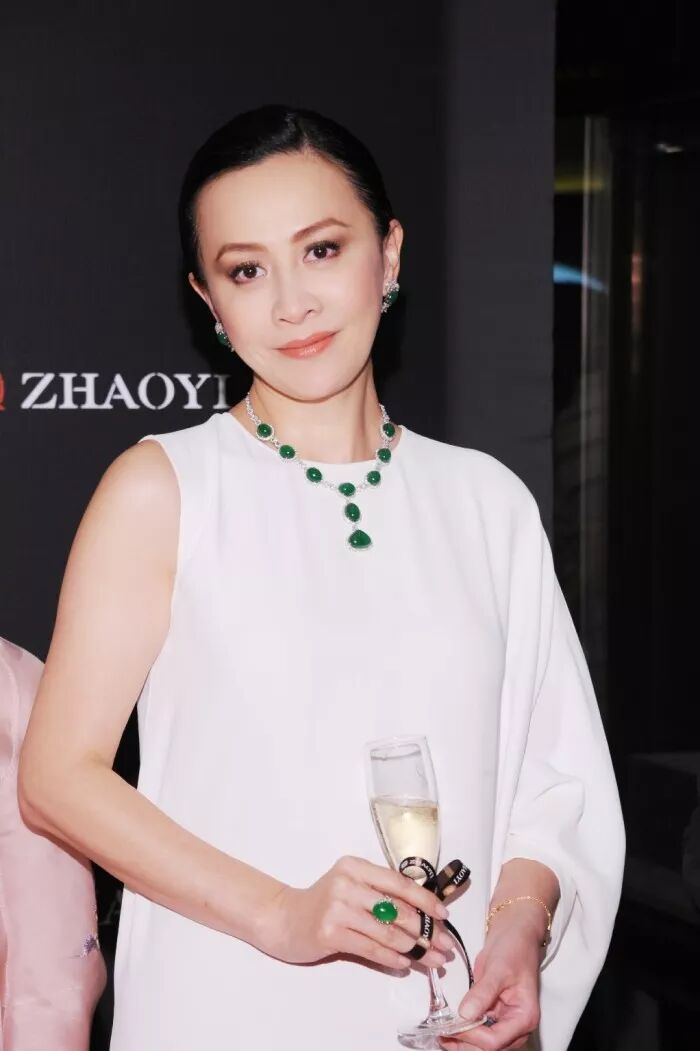 佩戴翡翠的刘嘉玲大气从容.