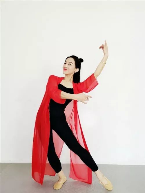 忠於古典 舞者心聲 李夏輝用舞姿傳遞快樂與幸福 中國舞蹈網 微文庫