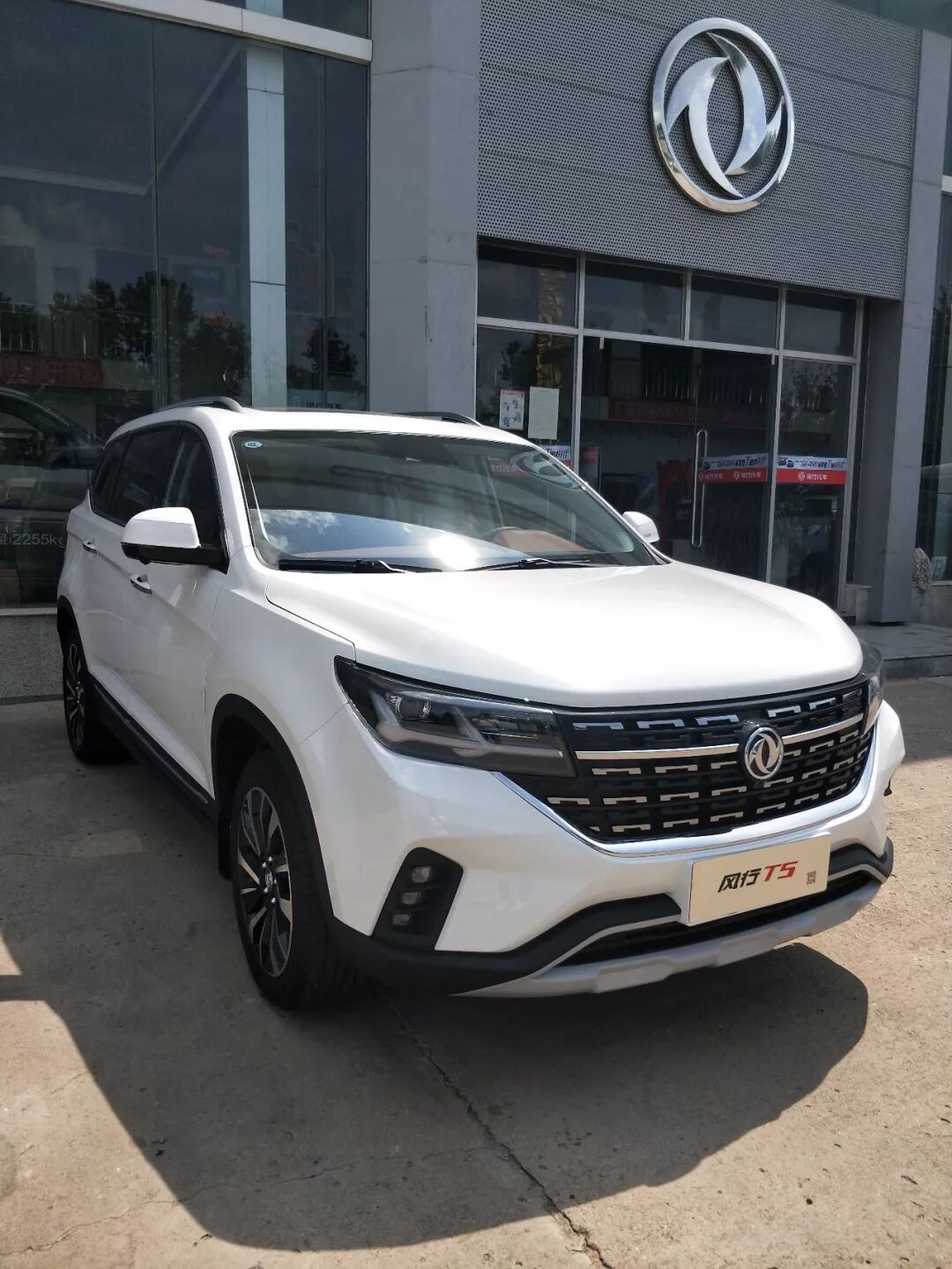 风行t5现车已到店,欢迎前来品鉴!