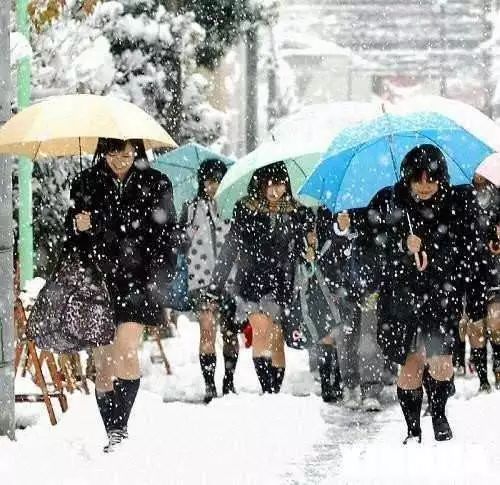 日本女學生集體剪短裙子 和男生同屋換裝 這是在上學 還是在上天 早道日語 微文庫