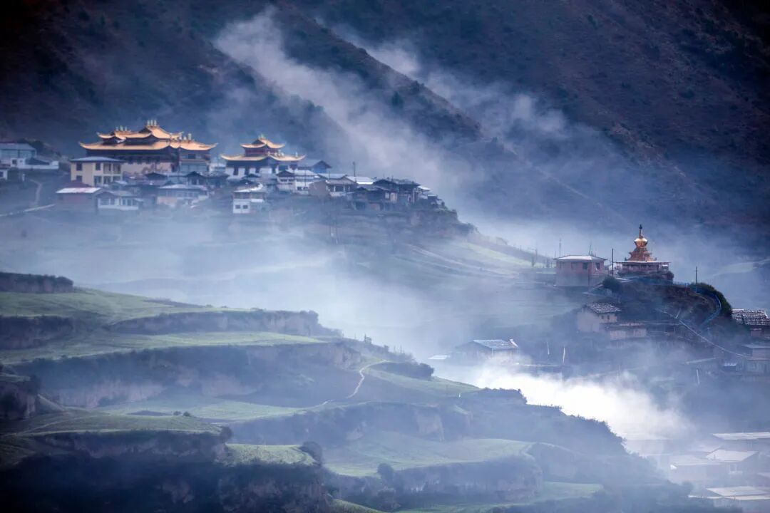 花开时看满山雪景晴空万里时听雨落滴答在扎尕那山的那边还是山有人说