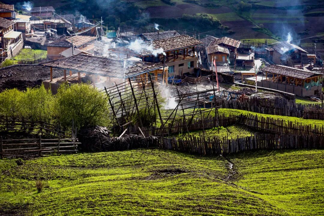 花开时看满山雪景晴空万里时听雨落滴答在扎尕那山的那边还是山有人说