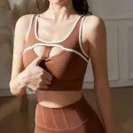 衣着不整，袒胸露乳，这是来跑步的吗？