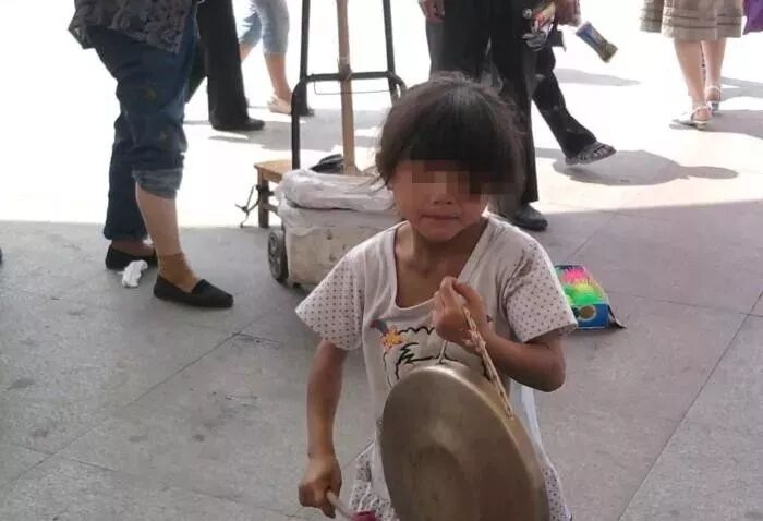 被拐6年，儿子认出妈妈，被妈妈一把甩开，警察称赞：做得对