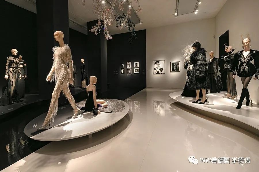 巴黎时装真空透明时装表演_巴黎时装透明服装展_巴黎时装透明时装秀