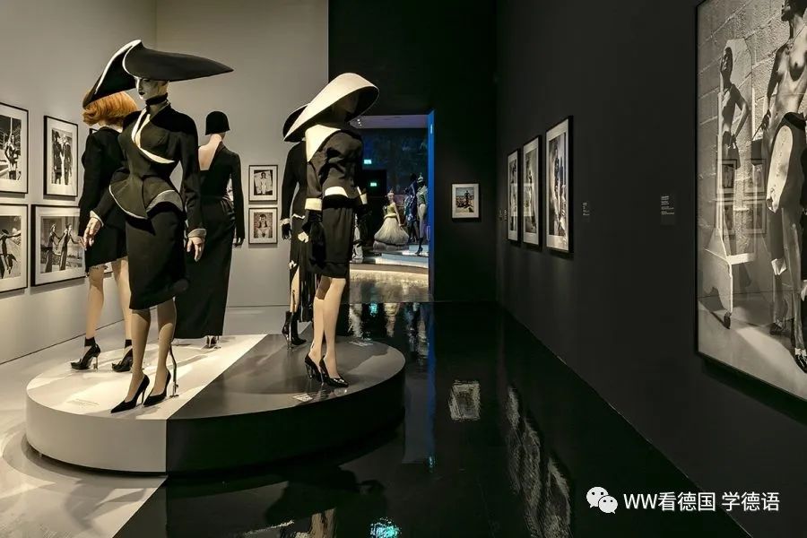 巴黎时装透明服装展_巴黎时装真空透明时装表演_巴黎时装透明时装秀