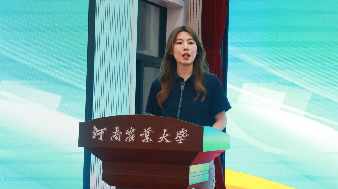▲2024年指导教师代表　袁颖▲2024年学员代表　张天宇▲校党委副书记何松